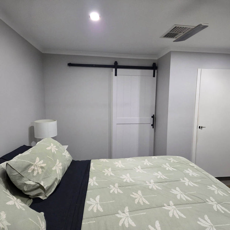 white barn door 016